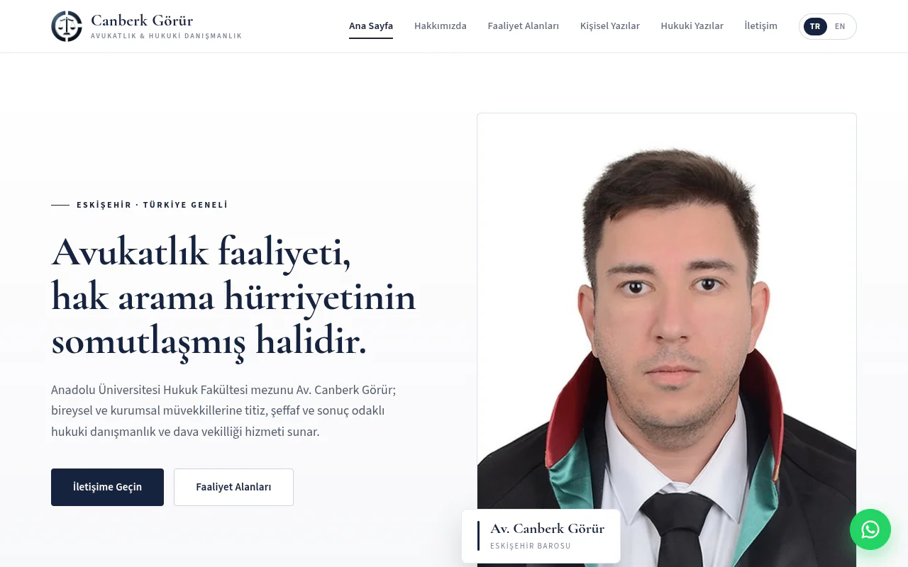 canberk.gorur.org ana sayfası: Türkçe ve İngilizce seçimi olan üst menü, 'Avukatlık faaliyeti, hak arama hürriyetinin somutlaşmış halidir.' başlığı, iletişim ve faaliyet alanları düğmeleri, sağda avukatın cübbeli fotoğrafı.